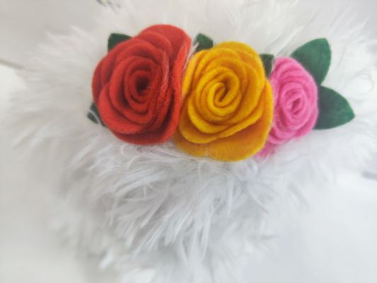 الرقص والغناء الكلب الأبيض مع الزهور والأجراس على رأس الأطفال لعبة هدية يوم الأطفال